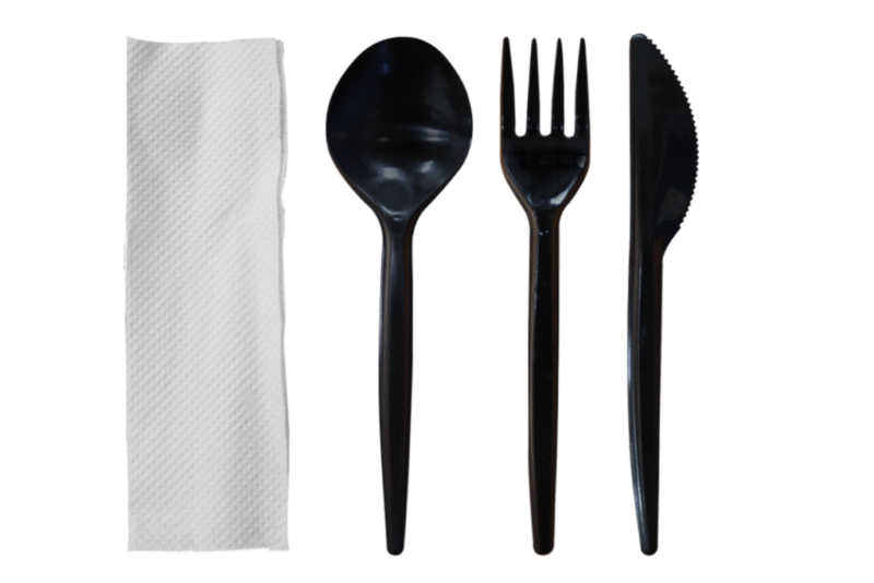 (DSCMOT01) SET CUBIERTOS DESECHABLES NEGROS X 3 MAS SERVILLETA TAMI CAJA X 500 UND